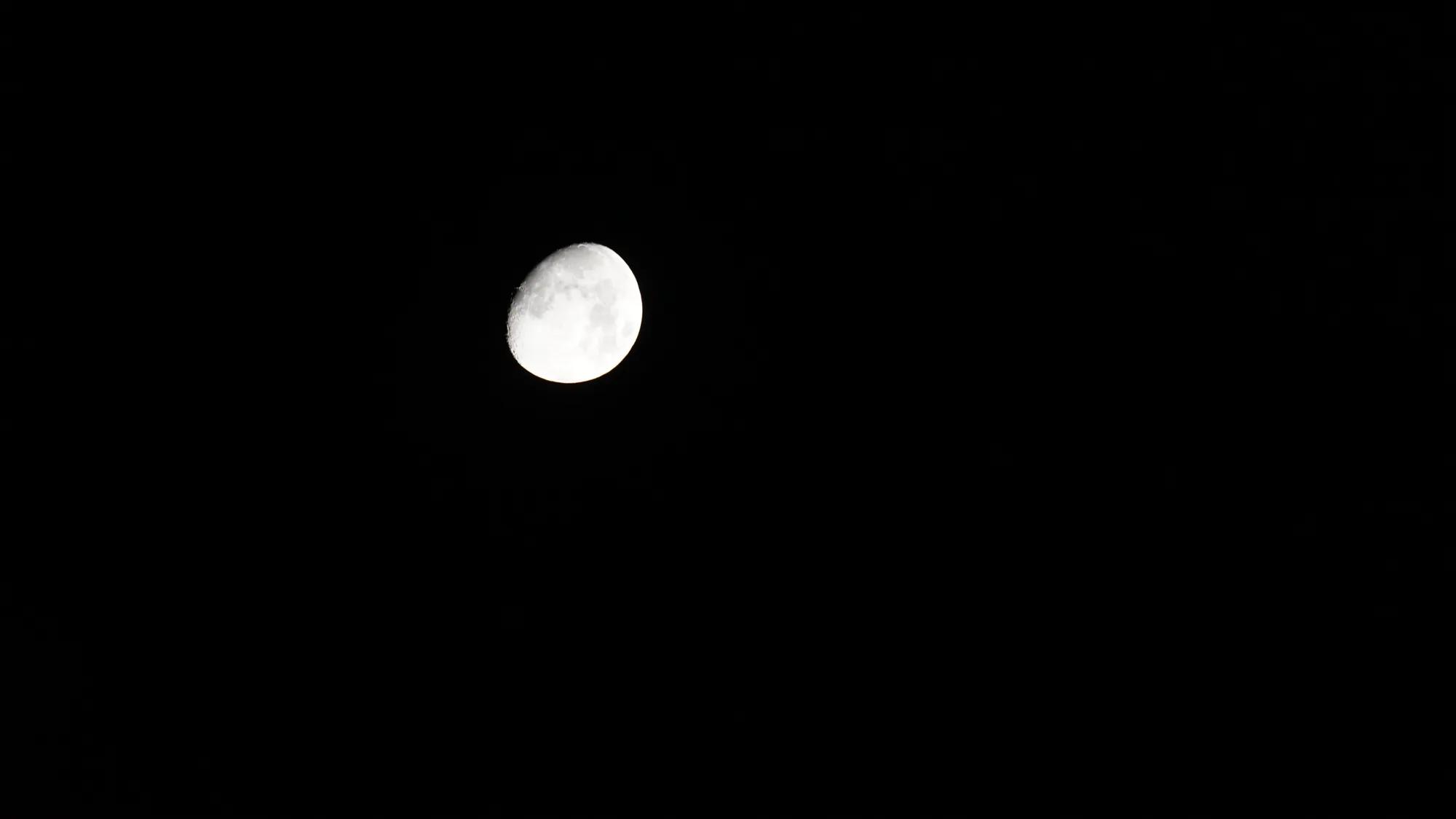 Heller Vollmond vor schwarzem Nachthimmel