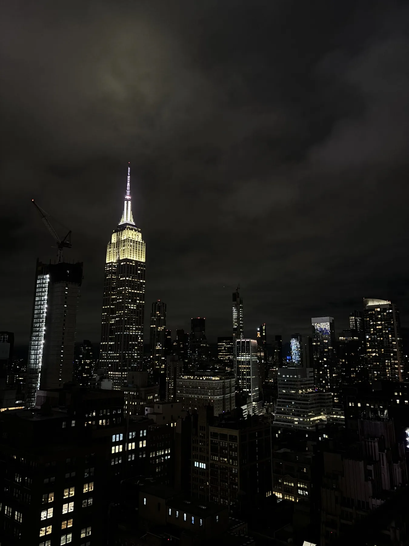 Nächtlicher Blick über New York auf das Empire State Building