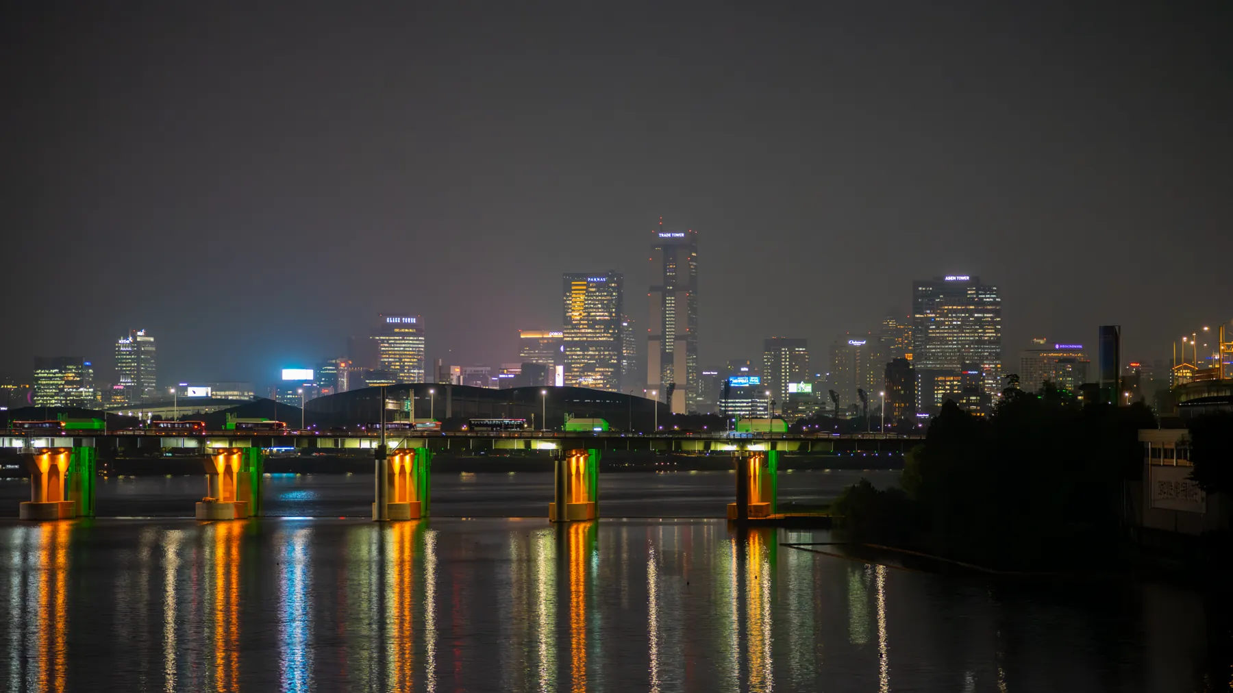 Nächtliche Skyline mit Spiegelungen auf einem Fluss