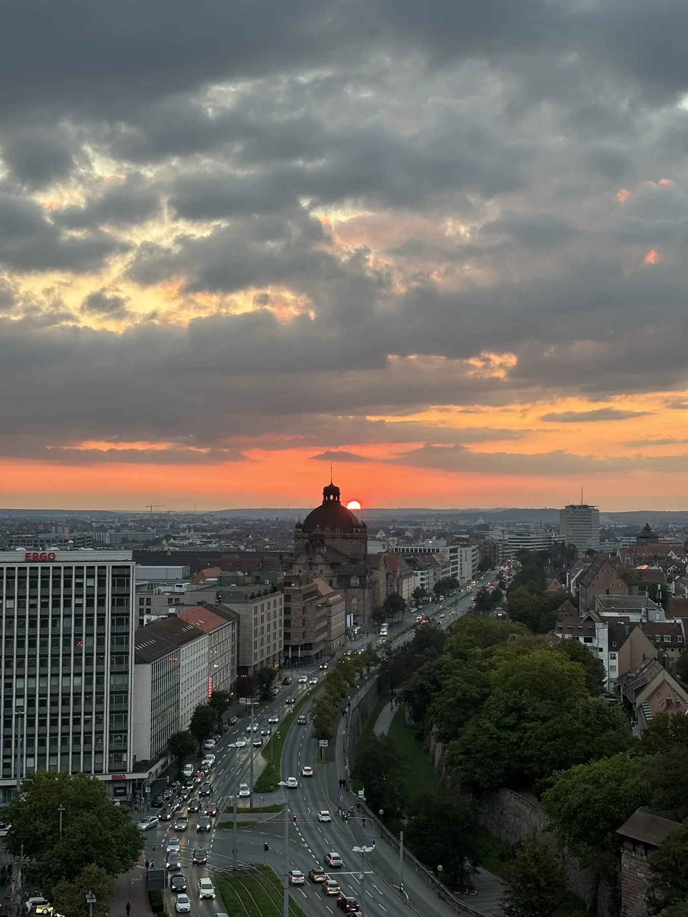 Nürnberger Stadtansicht unter einem dramatischen Sonnenuntergang